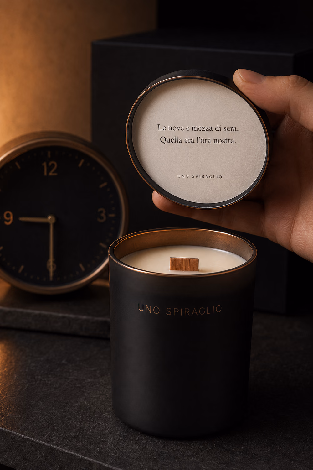 Il coperchio sollevato: sul lato interno il messaggio stampato «Le nove e mezza di sera. Quella era l’ora nostra.» e la firma Uno Spiraglio. Accanto, un orologio che segna le nove e mezza.