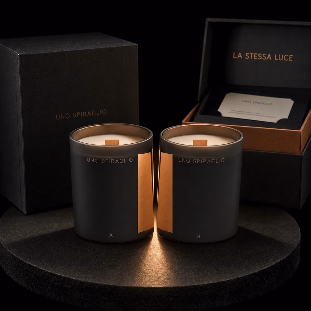 Le candele A e B accostate: la fessura di luce fra i due vetri. Sullo sfondo la confezione La stessa luce.